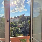Bright Artist's On Hills Apartment