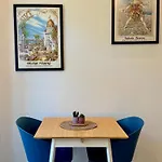 Cozy Apartment - 2 Min Walk From Beach