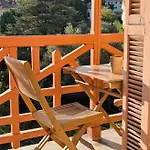 Bright Artist's On Hills Apartment *