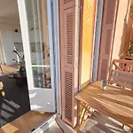 Bright Artist's On Hills Apartment Nice