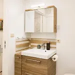Cozy Studio, 2-min Walk To And Promenade Apartment