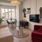 Beautiful Spacious Air Conditioned - Center Apartment Nice