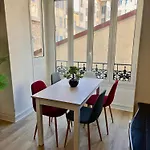 Beautiful Spacious Air Conditioned Apartment - Center