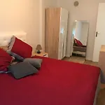 Spacious 2 Bedroom 1 Block From Beaches - And The Tram