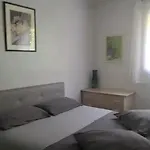 Spacious 2 Bedroom 1 Block From Beaches - And The Tram Nice