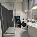 Beautiful Spacious Air Conditioned - Center