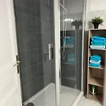 Beautiful Spacious Air Conditioned - Center