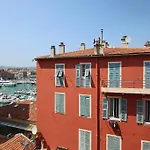 Deux Pieces Sur Le Port De Nice
