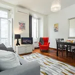 Port Area - Modern Apt With Parquet Floor