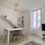 Nestor&jeeves - House Of Cards - - Very Close Sea Apartment