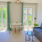 Centre 302 *