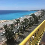 Beachfront Promenade Des Apartment *