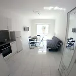 Les Dauphins Apartment *