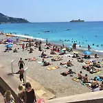 Beachfront Promenade Des Apartment