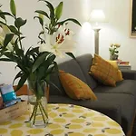2 Bedroom Old Town Centre Apartment *