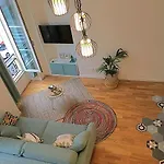 Homelivia, Appart FRIDA, mezzanine, déco raffinée et balcon
