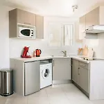 Adorable In Downtown Apartment *