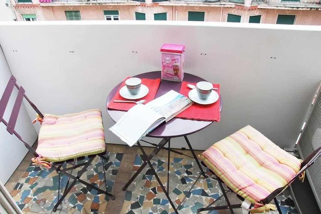 Center - Bright Studio Balcony Wifi & Aircon Apartment Nice