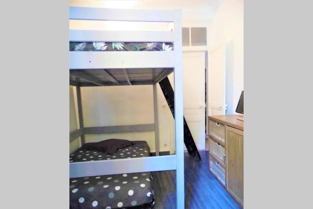 2 Spacious Bedrooms Near Riquier Station!