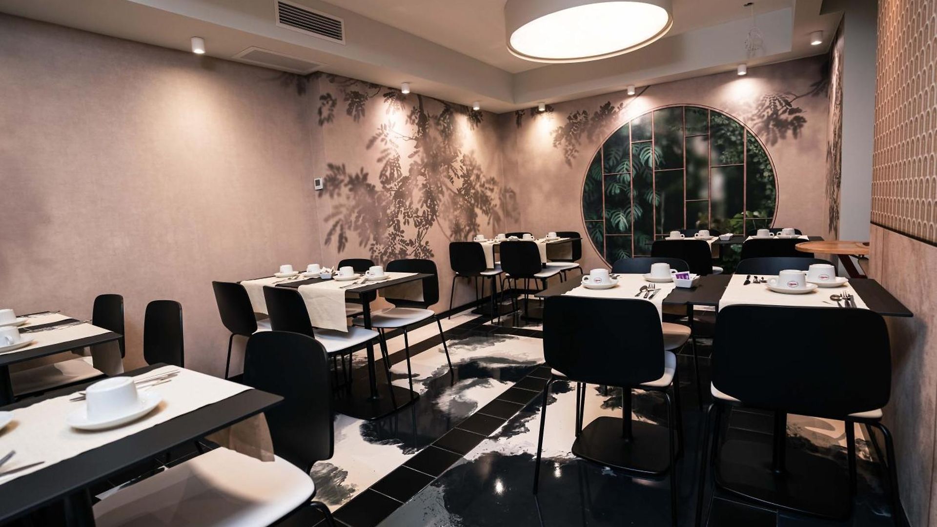 Univers Hotel 4*