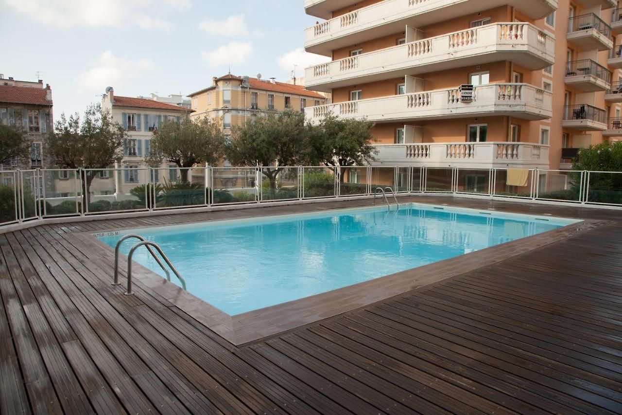 With Swimming Pool 60 Meters Near The Appartement Nice