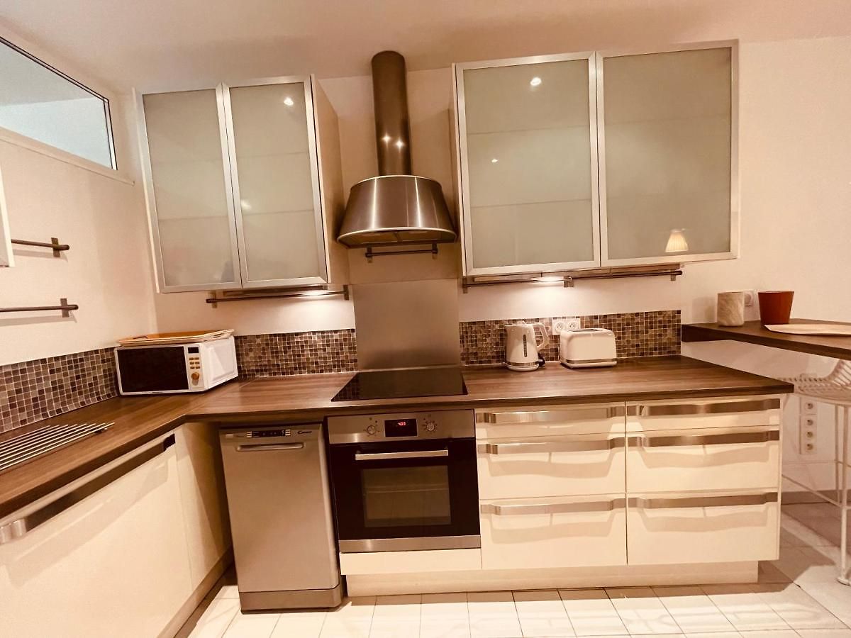 Renting - Paganini - Spacious - 2 Bedrooms - King Bed - Bathtub - Heart Of Appartement