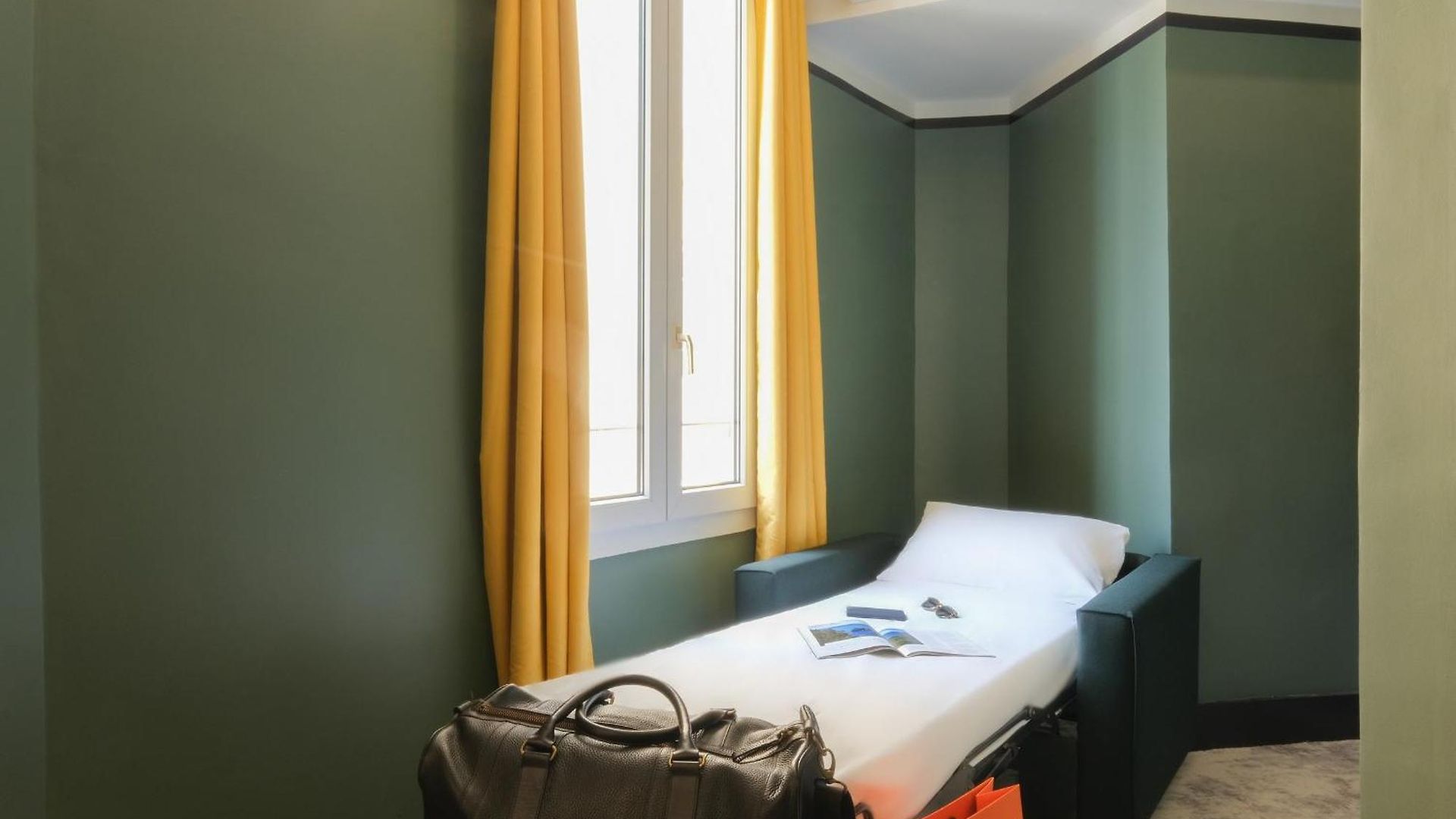 Hotel De France, Un Ammi