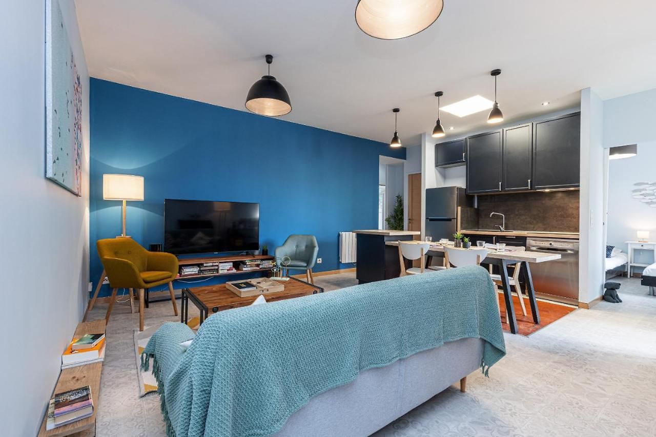 Large 3 Bdr Center Apartment *