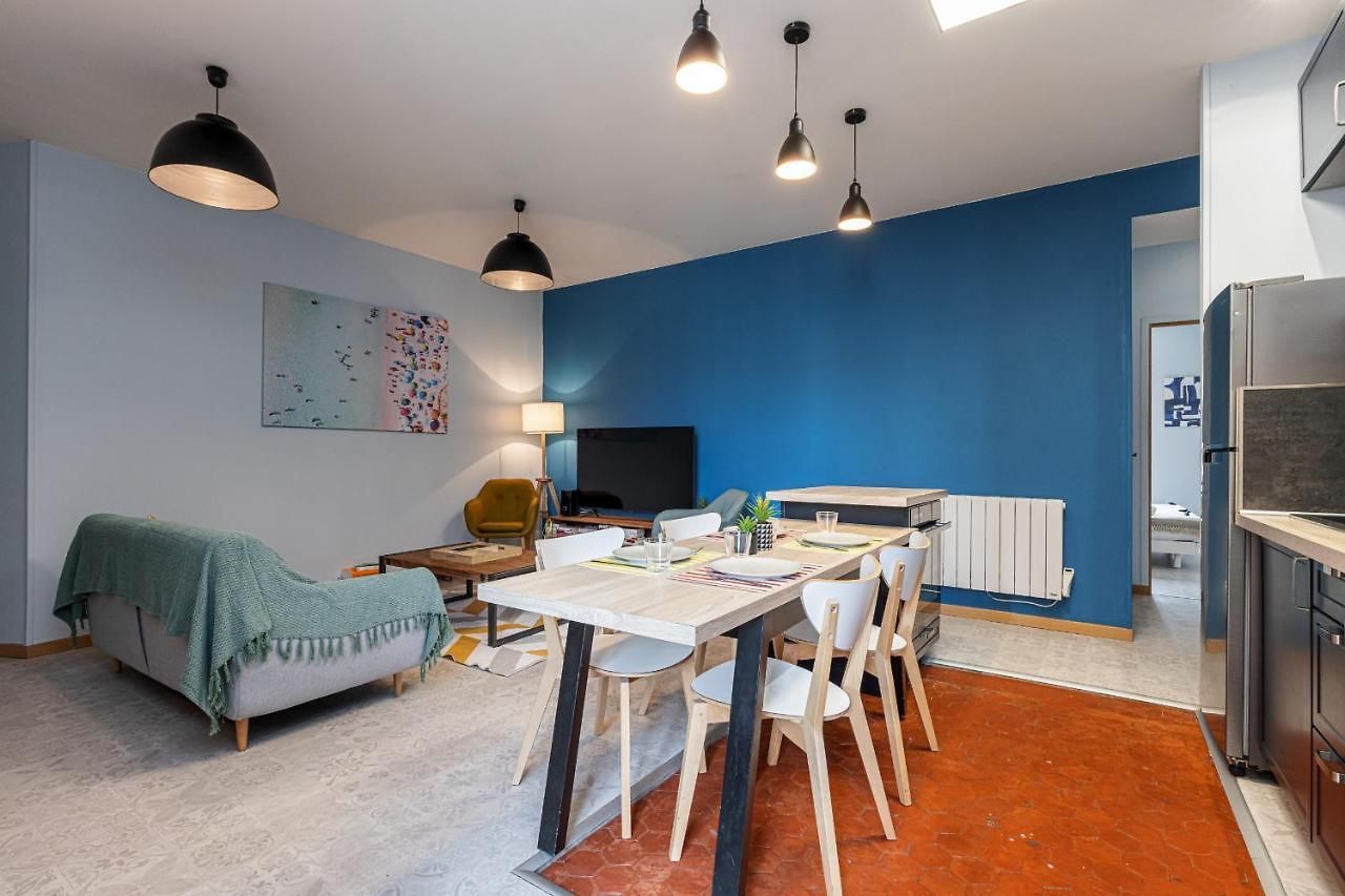 Apartment Large 3 Bdr Center *