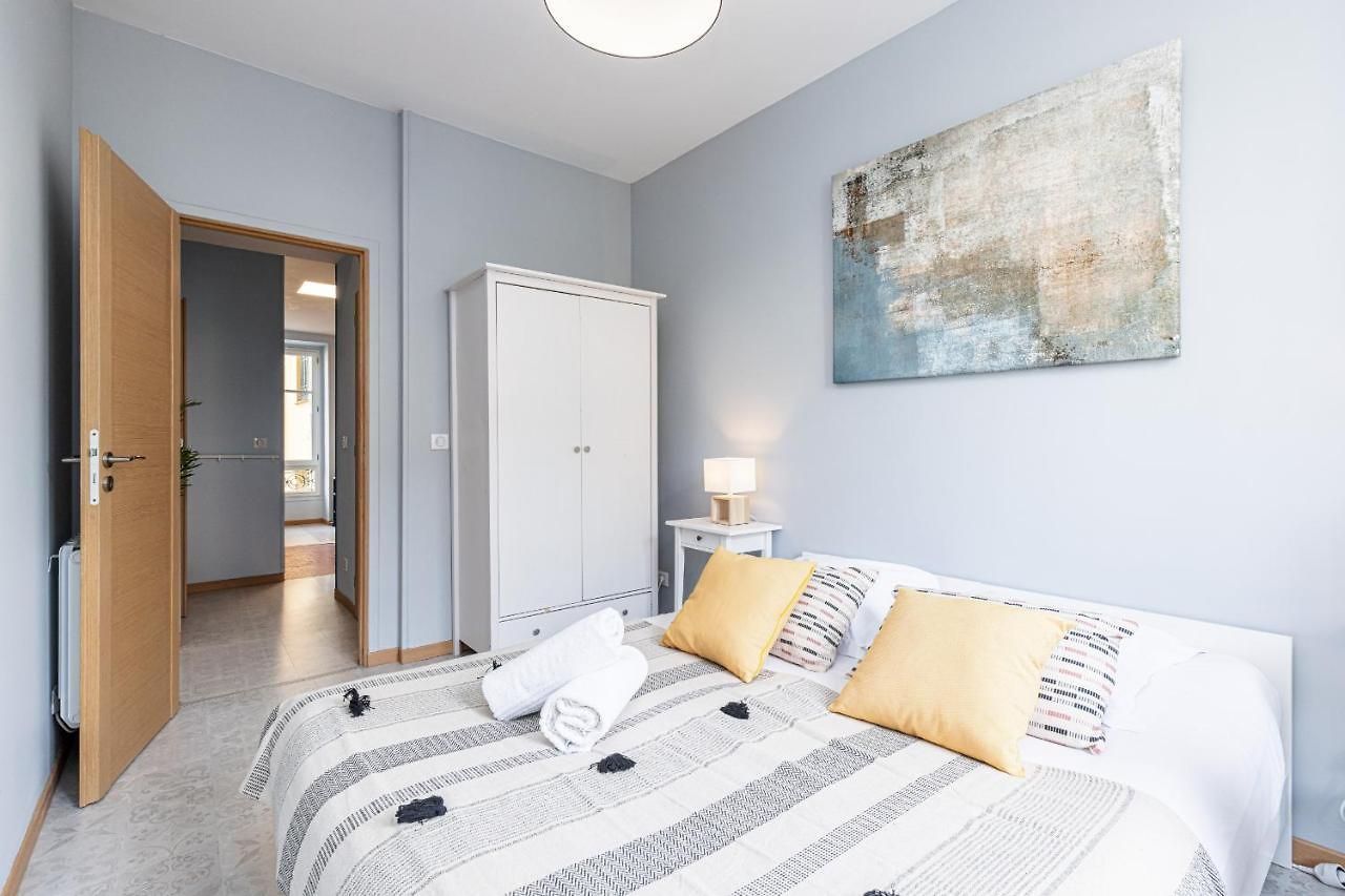 Apartment Large 3 Bdr Center *