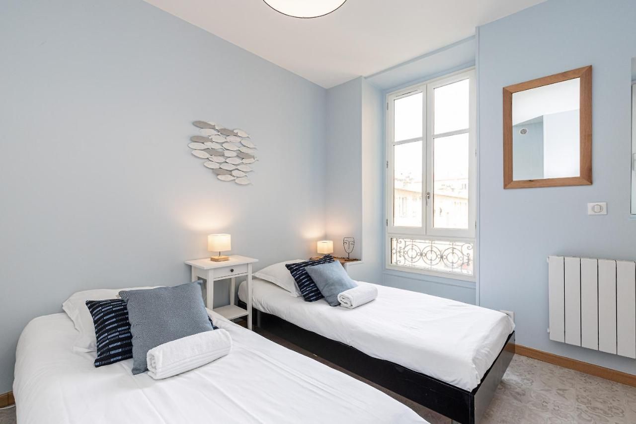Apartment Large 3 Bdr Center *