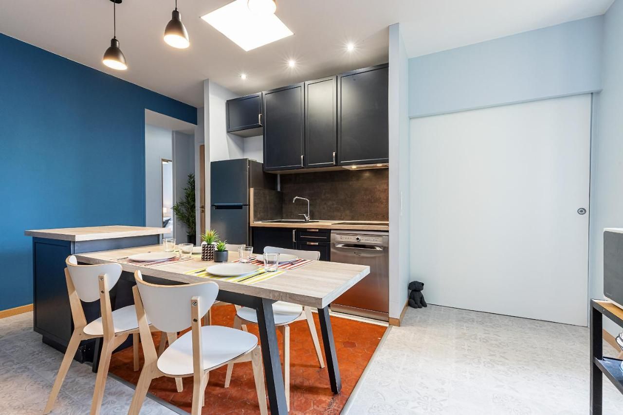 Large 3 Bdr Center Apartment *