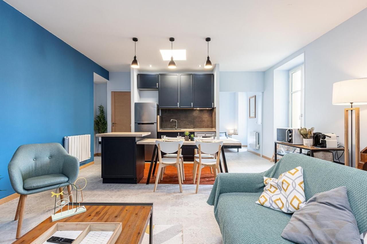 Apartment Large 3 Bdr Center *