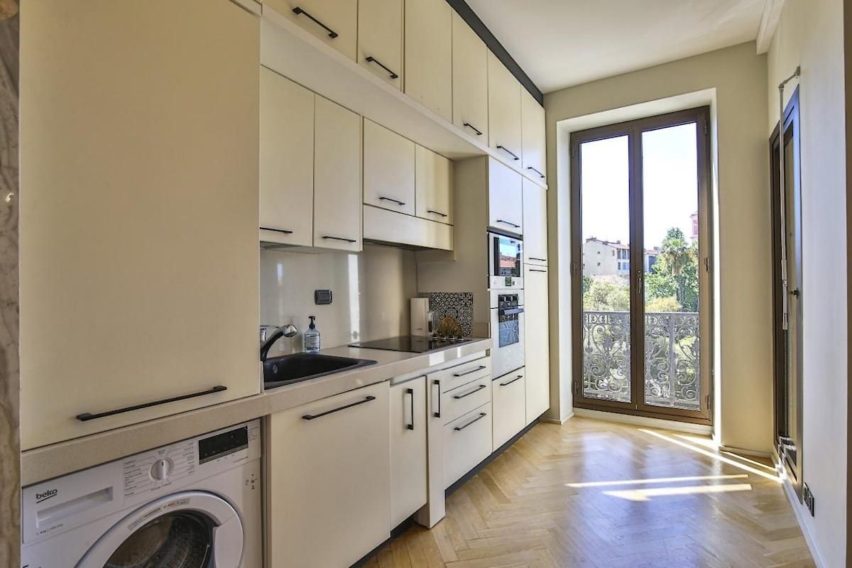 Balcon Vue Coulée Verte. Luxe Plein Cœur De Appartement