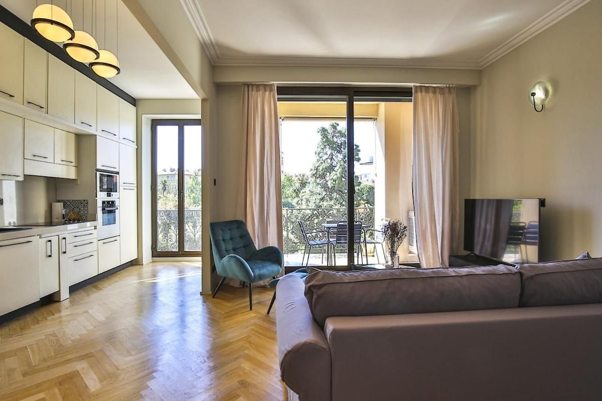 Balcon Vue Coulée Verte. Luxe Plein Cœur De Appartement Nice