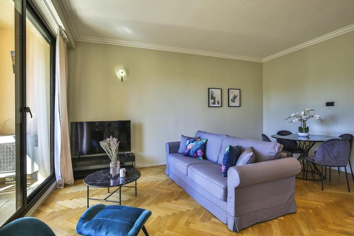 Balcon Vue Coulée Verte. Luxe Plein Cœur De *