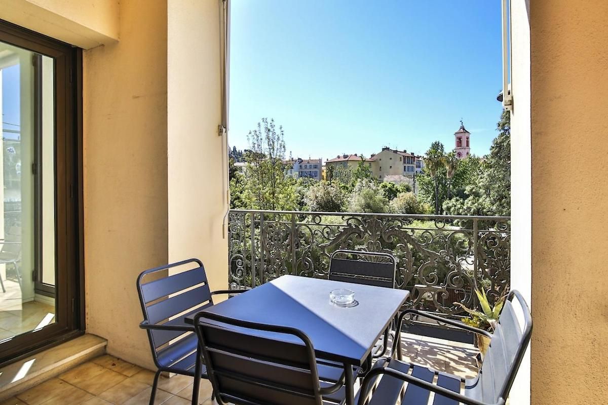 Balcon Vue Coulée Verte. Luxe Plein Cœur De Appartement