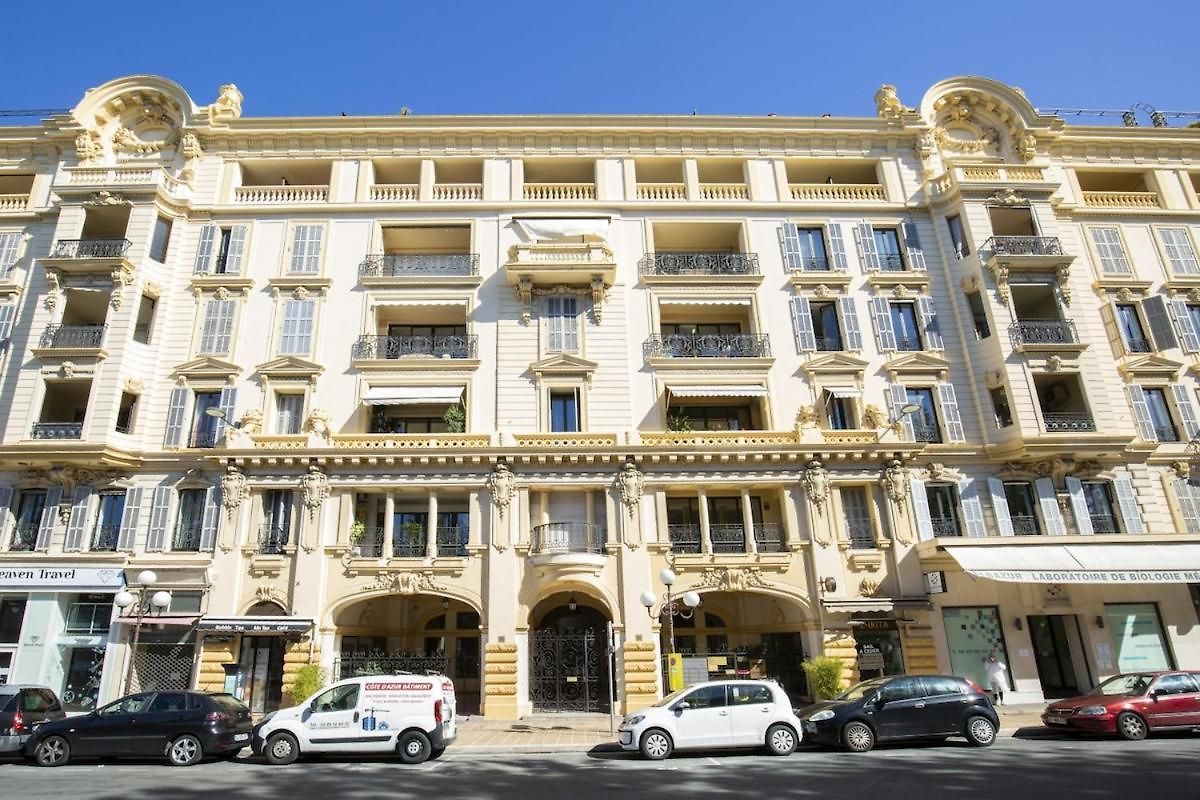 Balcon Vue Coulée Verte. Luxe Plein Cœur De Nice