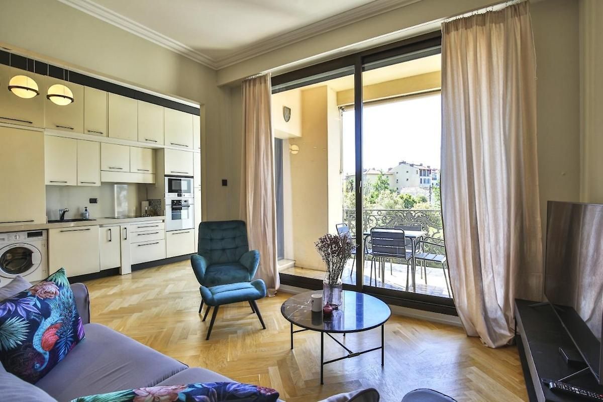 Balcon Vue Coulée Verte. Luxe Plein Cœur De Appartement