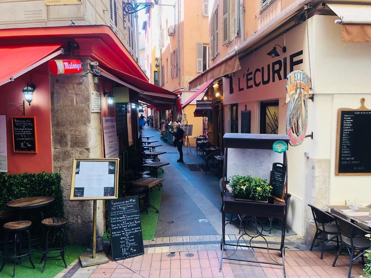 Au Cœur Du Vieux Place Rossetti Et De Sa Fabuleuse Promenade Des * Nice