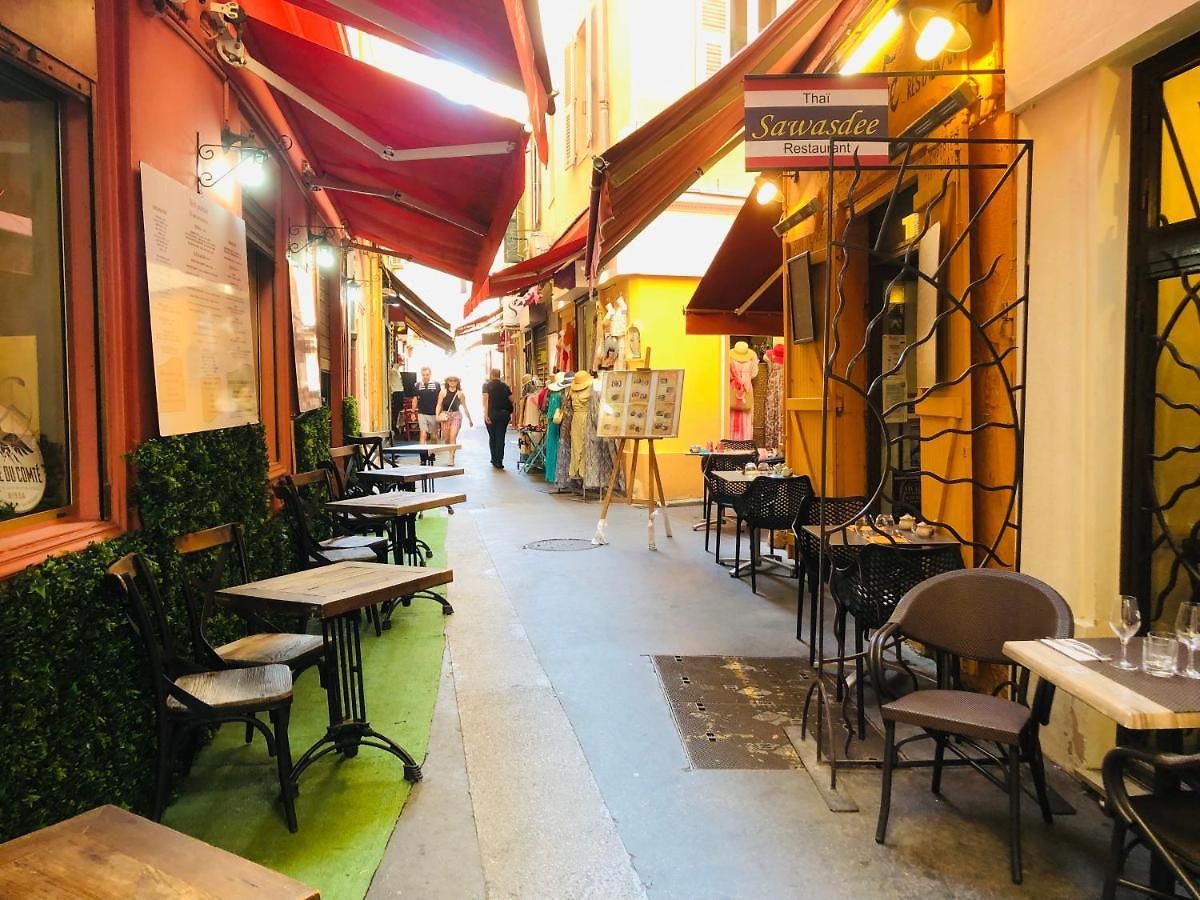 Au Cœur Du Vieux Place Rossetti Et De Sa Fabuleuse Promenade Des Nice