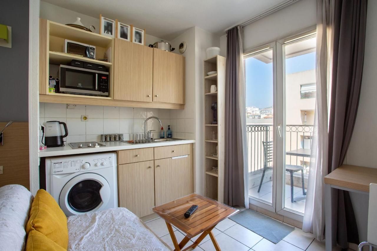 Air-Conditioned Studio With Swimming Pool Close To The Sea Apartment
