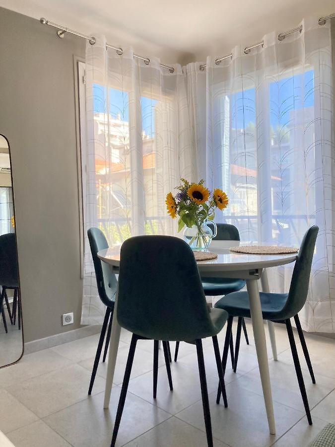 Séjour chez l'habitant Only For Female Guests, Shared Homestay, West Cosy Flat, Balcony Near Airport Train Public Transport Supermarket Nice