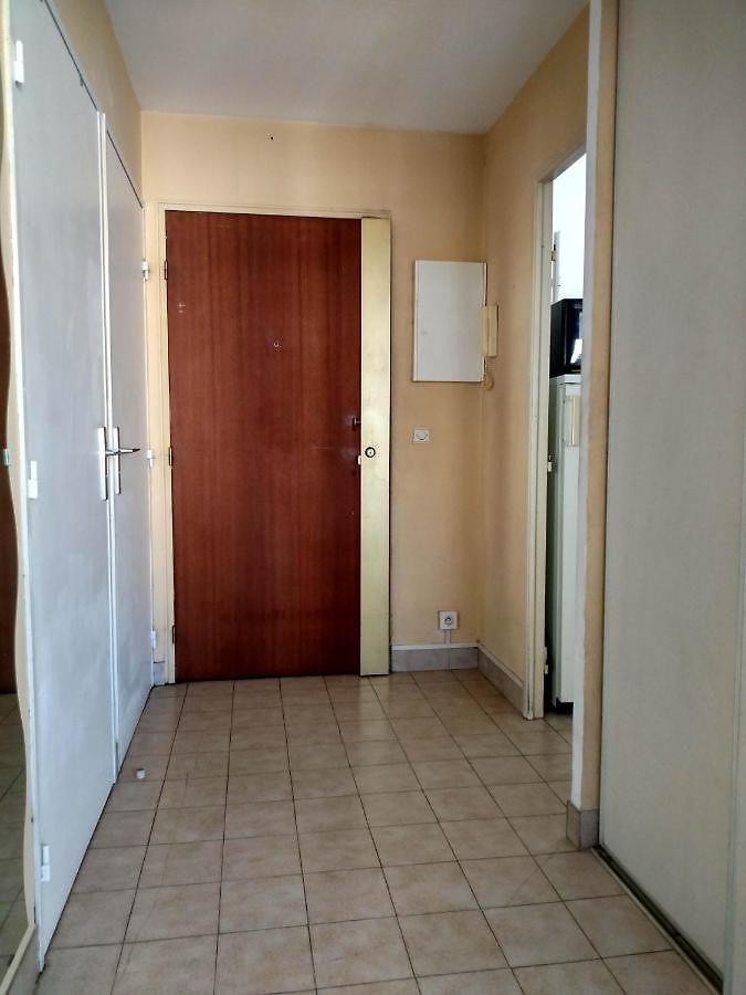 F2 A 50 M De La Apartment *