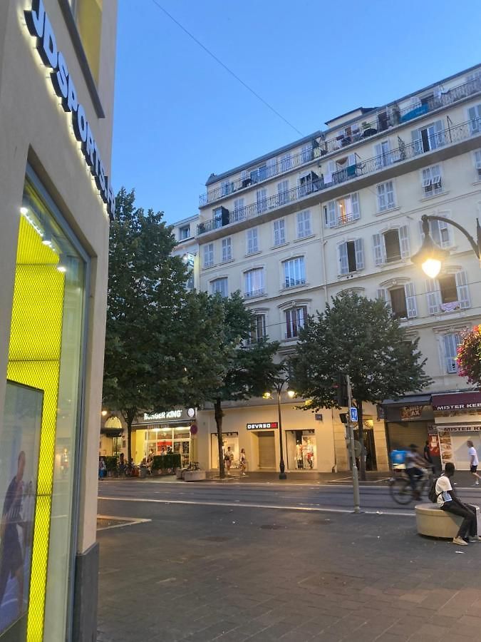Sur Avenue Jean Médecin à *