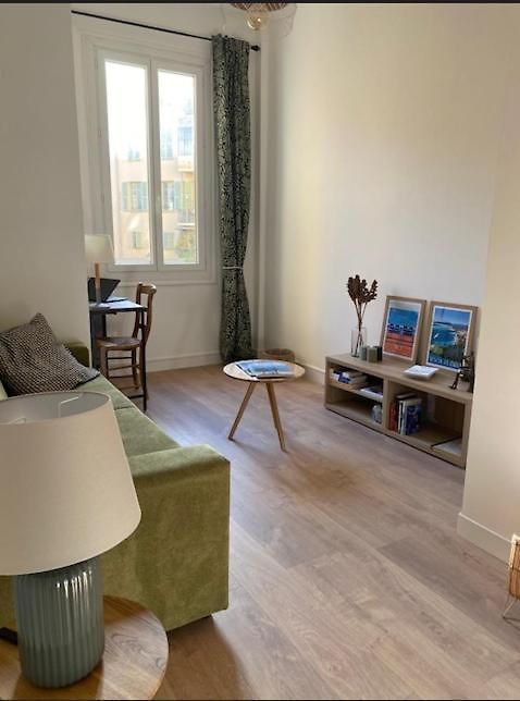 Le Palais, Avec Cuisine Et Espace Repas Séparés, Dans Immeuble Niçois, Port De Nice, Vieux Nice, Place Du Pin Et Garibaldi, Colline Du Château, à 2 Minutes De La Promenade Des