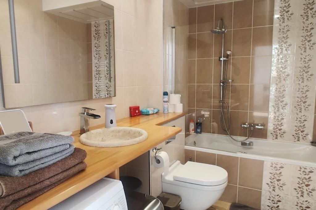 Floor Nest, Balcony Close To Sea&old-town Bail Mobilité Appartement