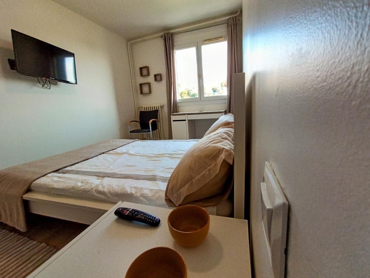 Private In Renovated - Tram 1 Min Walk Séjour chez l'habitant Nice