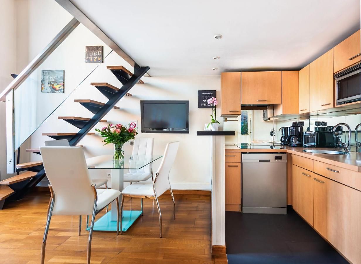 Apartment View On Principal Massena Place, 2 Min Walk