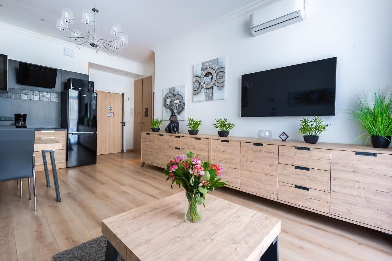 Sunny And Modern Baquis Flat Apartment